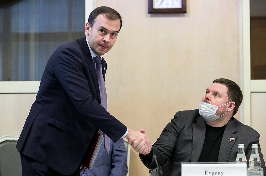 Первый заместитель Председателя Комитета по безопасности и противодействию коррупции Юрий Афонин и член Комитета Евгений Марченко
