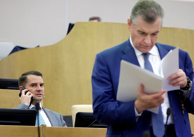 Председатель Комитета по труду, социальной политике и делам ветеранов Ярослав Нилов и руководитель фракции ЛДПР Леонид Слуцкий