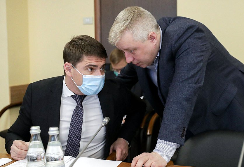 Первый заместитель Председателя Комитета по информационной политике, информационным технологиям и связи Сергей Боярский и член Комитета Алексей Лисовенко