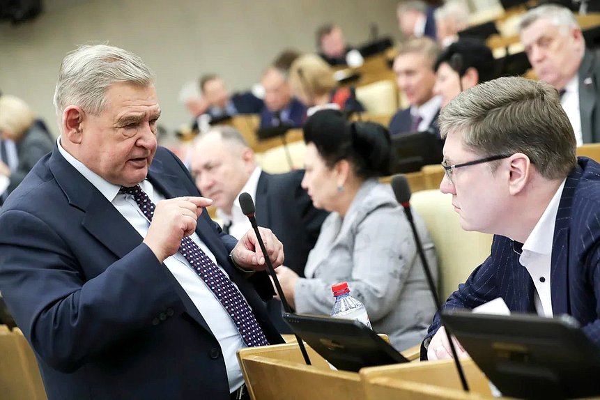 Член Комитета по бюджету и налогам Николай Гончар и Первый заместитель руководителя фракции «Единая Россия» Андрей Исаев