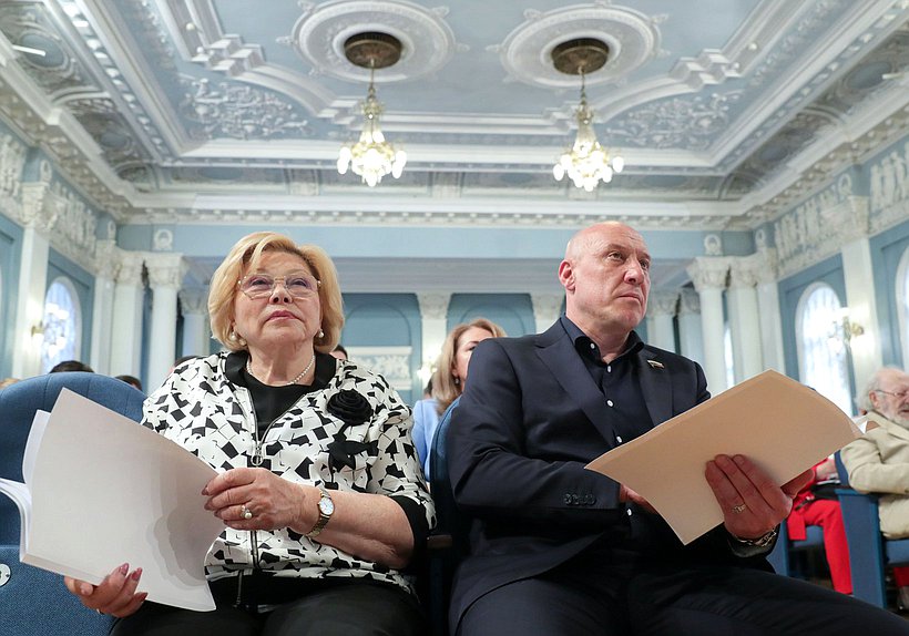 Первые заместители Председателя Комитета по культуре Елена Драпеко и Денис Майданов