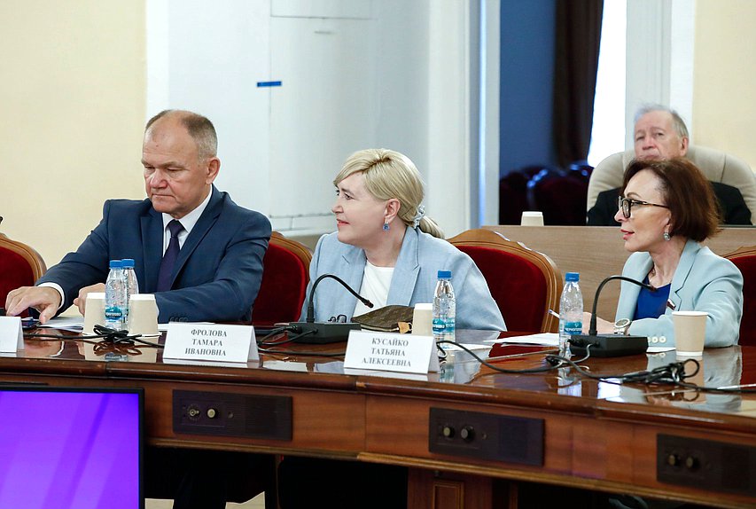 Члены Комитета по охране здоровья Николай Щеглов и Тамара Фролова и член Комитета по обороне Татьяна Кусайко