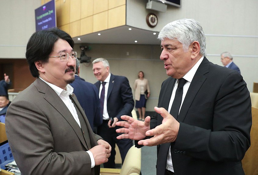 Председатель Комитета по охране здоровья Бадма Башанкаев и член Комитета по государственному строительству и законодательству Отари Аршба