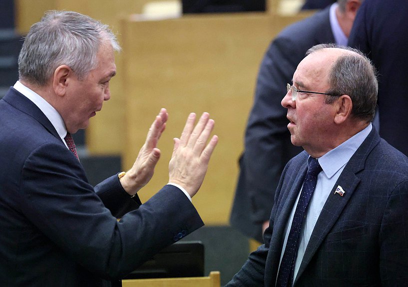 Председатель Комитета по делам СНГ, евразийской интеграции и связям с соотечественниками Леонид Калашников и член Комитета по бюджету и налогам Виктор Селиверстов