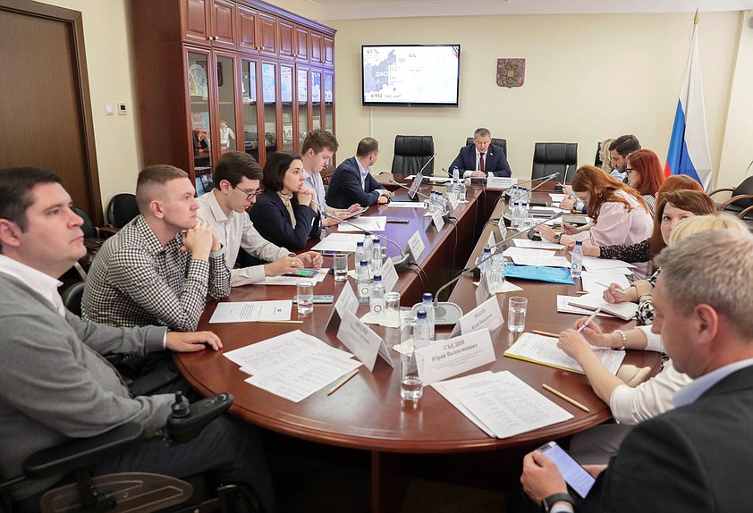 Круглый стол на тему «О проблемах оттока молодежи и о мерах поддержки молодых специалистов в регионах ДФО и Арктической зоны»