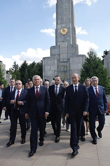 Председатель Государственной Думы Вячеслав Володин и депутаты ГД возложили цветы к Памятнику советским летчикам-освободителям в Чанчуне (КНР)