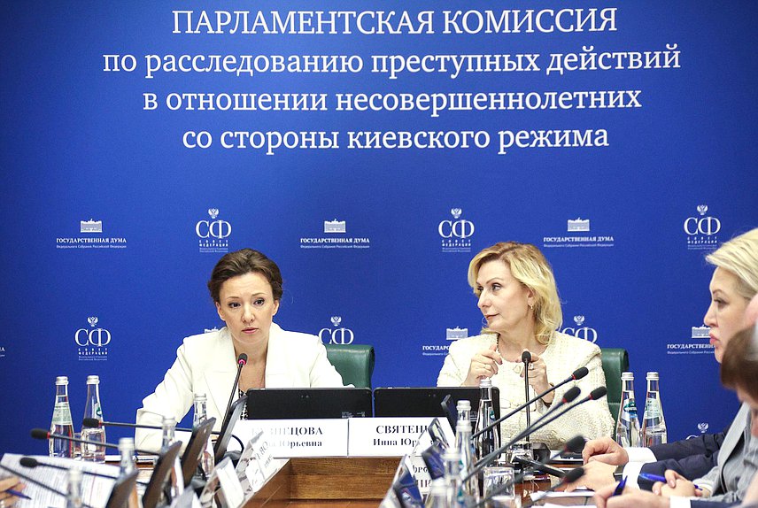 La Jefa Adjunta de la Duma Estatal Anna Kuznetsova y la senadora Inna Svyatenko