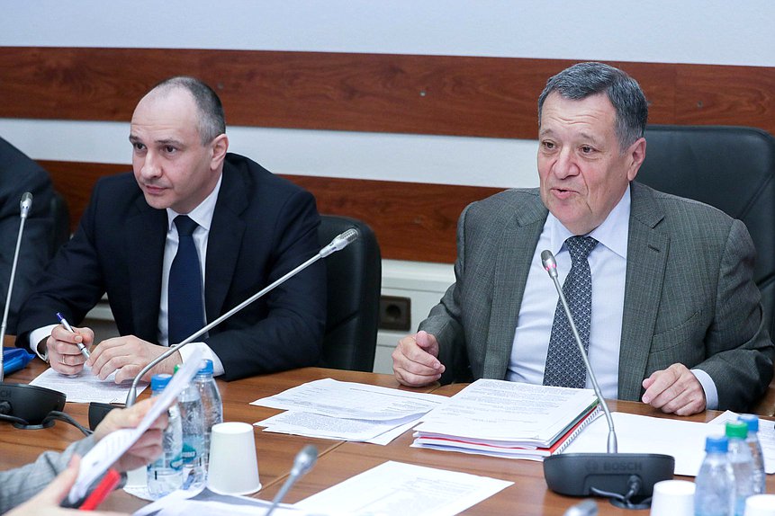 Председатель Счетной палаты РФ Борис Ковальчук и Председатель Комитета по бюджету и налогам Андрей Макаров