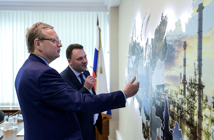 Заместитель Председателя Комитета по экономической политике Михаил Делягин и заместитель Председателя Комитета Артем Кирьянов