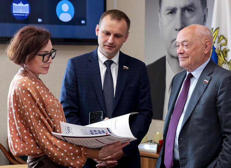 Член Комитета по обороне Татьяна Кусайко, Председатель Комитета по охране здоровья Сергей Леонов и член Комитета Александр Румянцев
