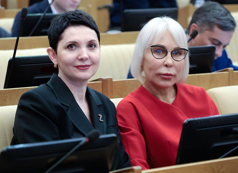 Заместитель Председателя Комитета по экологии, природным ресурсам и охране окружающей среды Жанна Рябцева и Первый заместитель Председателя Комитета по экономической политике Надежда Школкина