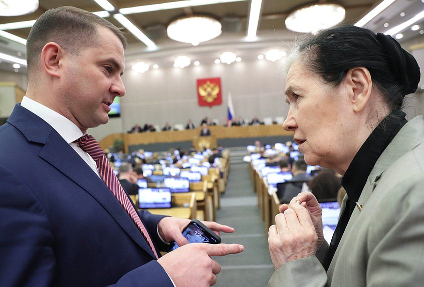 Председатель Комитета по труду, социальной политике и делам ветеранов Ярослав Нилов и Председатель Комиссии по обеспечению жилищных прав граждан Галина Хованская