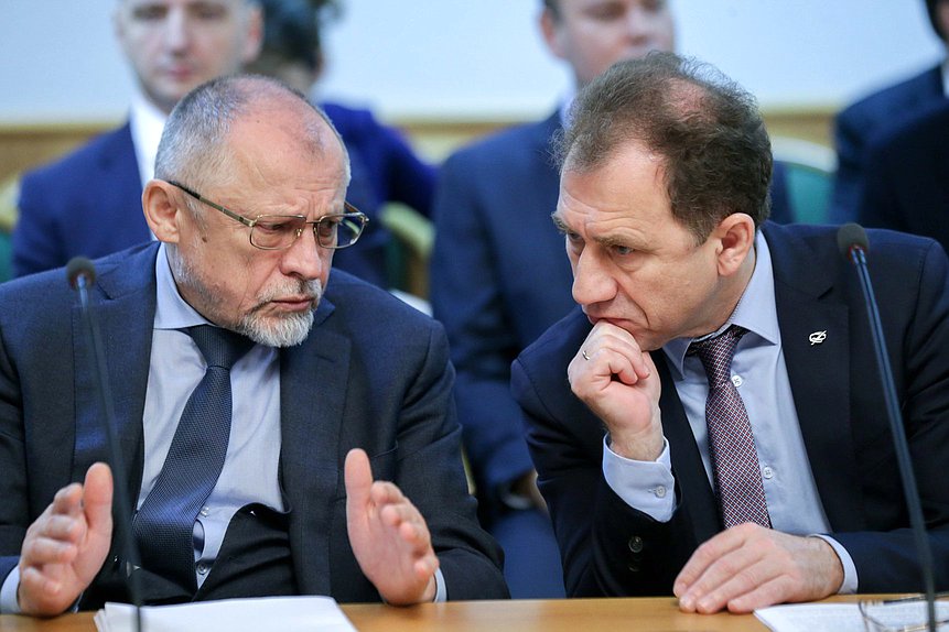 Директор Департамента государственного регулирования в сфере производства, переработки и обращения драгоценных металлов и драгоценных камней и валютного контроля Министерства финансов РФ Александр Ахполов и президент Национальной финансовой ассоциации (НФА) Василий Заблоцкий
