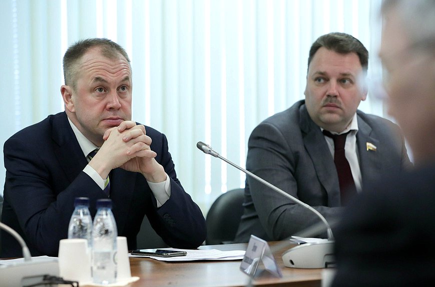 Заместители Председателя Комитета по экономической политике Станислав Наумов и Артем Кирьянов