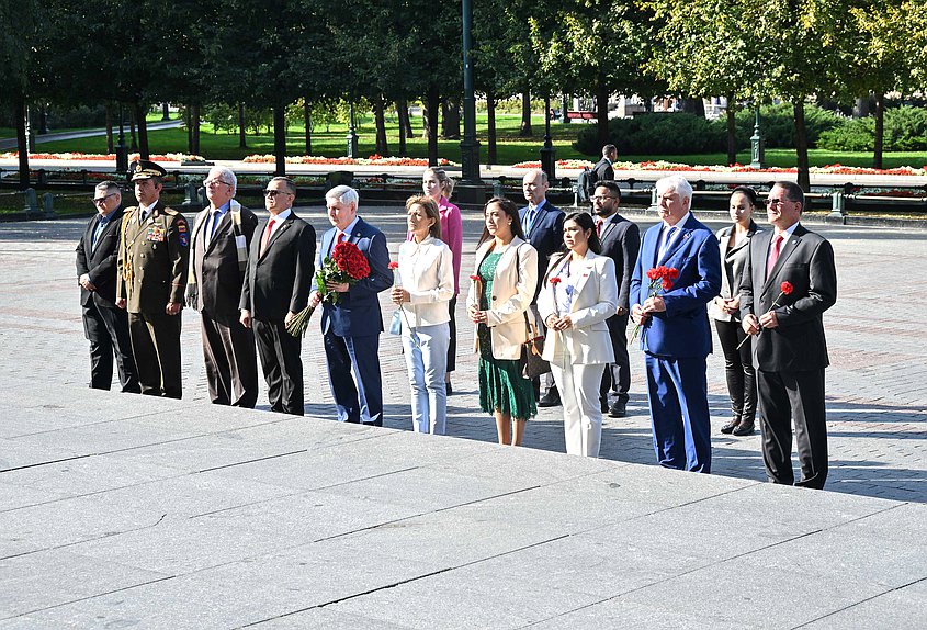 Возложение цветов к Могиле Неизвестного Солдата членами делегаций стран-участниц Международной парламентской конференции «Россия – Латинская Америка»