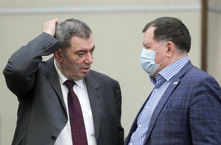 Первый заместитель Председателя Комитета по бюджету и налогам Леонид Симановский и член Комитета Ильдар Бикбаев