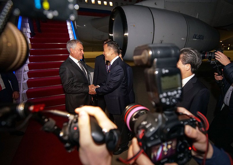 维亚切斯拉夫·沃洛金国家杜马主席抵达中国南京市