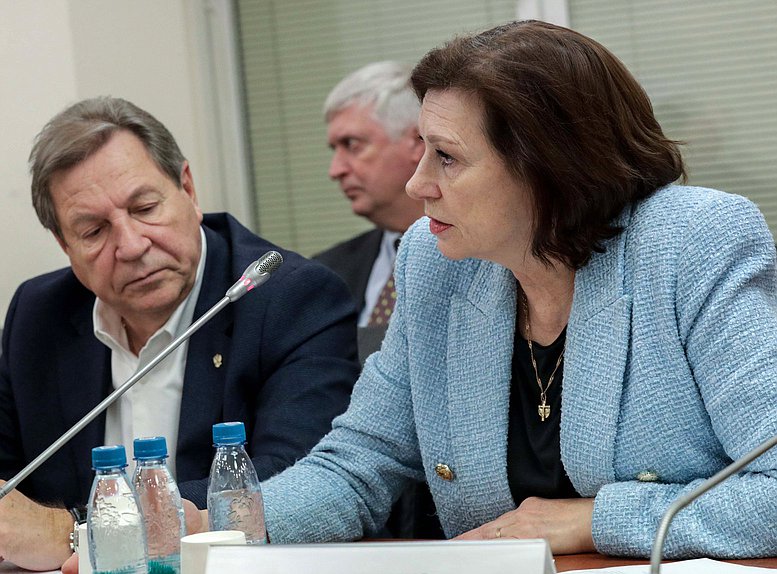 Члены Комитета по науке и высшему образованию Михаил Кузьмин и Ольга Пилипенко