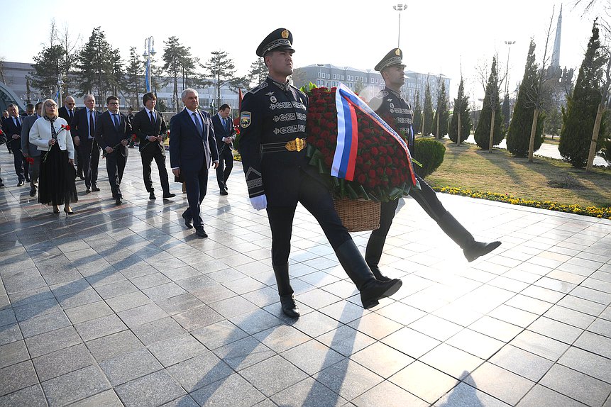 Председатель Государственной Думы Вячеслав Володин и депутаты возложили цветы к монументу «Ода стойкости» в Парке Победы в Ташкенте