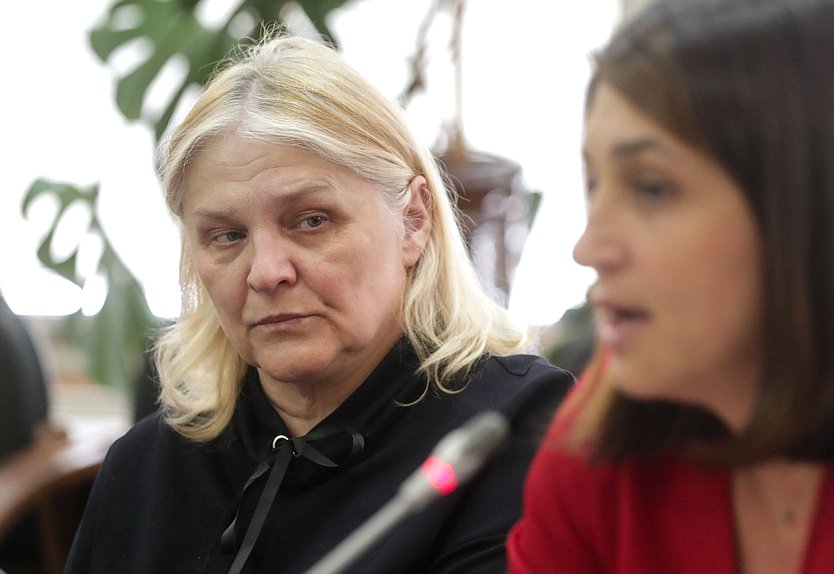 Круглый стол Комитета по молодежной политике на тему «Законодательное закрепление возможности передачи детей, фактически оставшихся без попечения родителей, под предварительную и временную опеку (попечительство)»