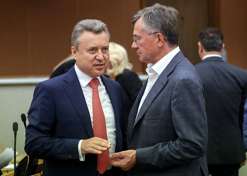 Заместитель Председателя Комитета по безопасности и противодействию коррупции Анатолий Выборный и заместитель Председателя Комитета по промышленности и торговле Александр Терентьев