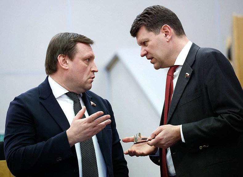 Председатель Комитета по строительству и ЖКХ Сергей Пахомов и Первый заместитель Председателя Комитета по экономической политике Денис Кравченко