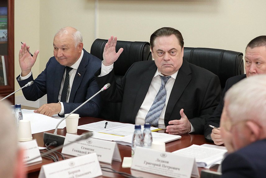 Председатель Комитета по делам национальностей Геннадий Семигин