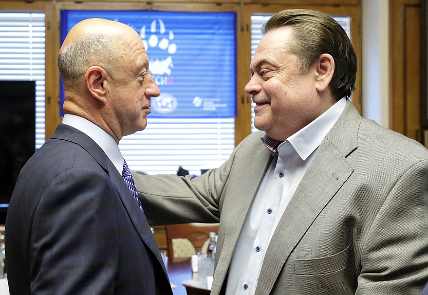 Заместитель Председателя Государственной Думы Александр Бабаков и Председатель Комитета по делам национальностей Геннадий Семигин