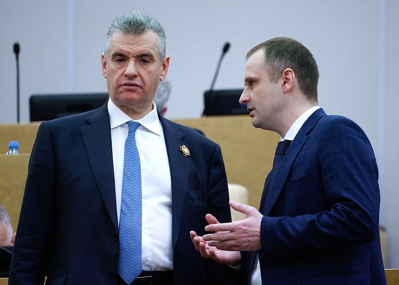 Руководитель фракции ЛДПР Леонид Слуцкий и заместитель Председателя Комитета по охране здоровья Сергей Леонов