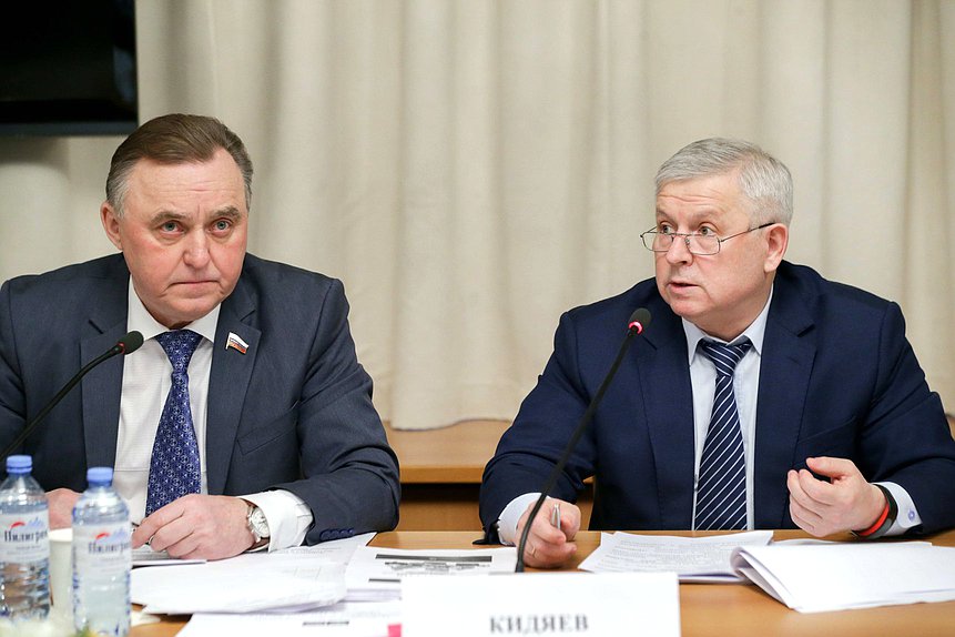 Член Комитета по аграрным вопросам Виктор Кидяев и член Комитета по финансовому рынку Евгений Шулепов