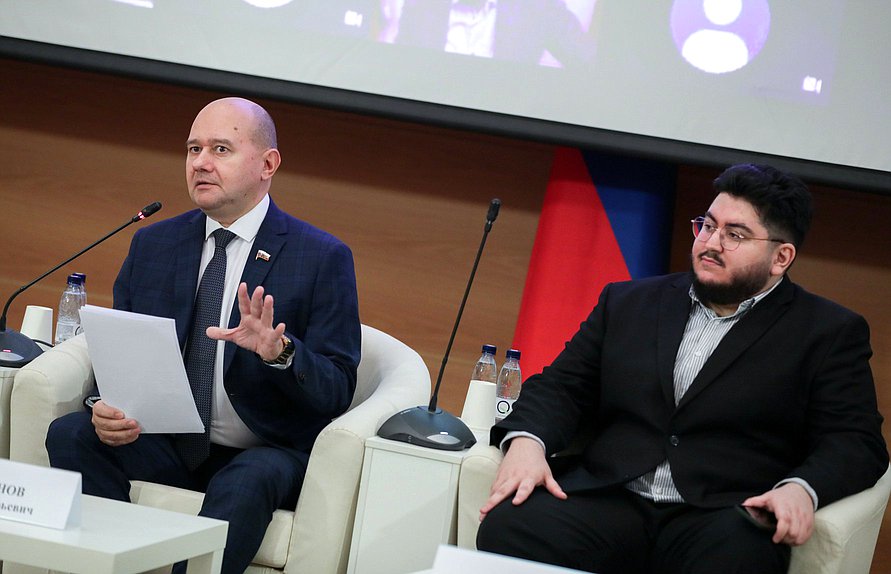 Заместитель Председателя Комитета по развитию гражданского общества, вопросам общественных и религиозных объединений Олег Леонов и заместитель Председателя Комитета по экологии, природным ресурсам и охране окружающей среды Георгий Арапов