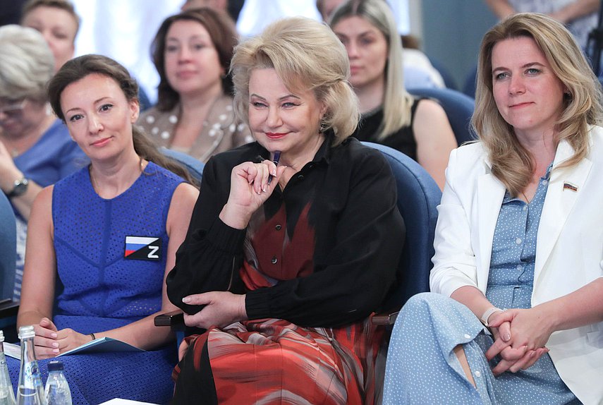 Заместитель Председателя Государственной Думы Анна Кузнецова, Председатель Комитета по вопросам семьи, женщин и детей Нина Останина и член Комитета Ольга Коробова