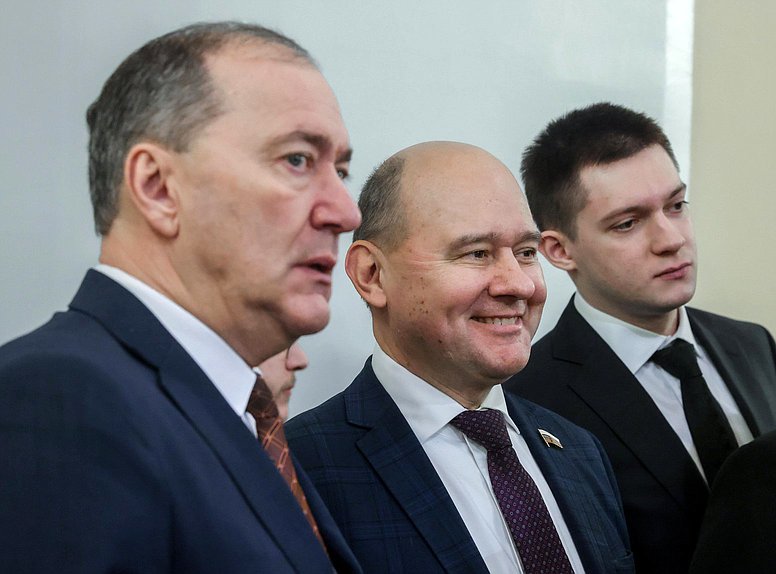 Член Комитета по международным делам Дмитрий Белик и заместитель Председателя Комитета по развитию гражданского общества, вопросам общественных и религиозных объединений Олег Леонов