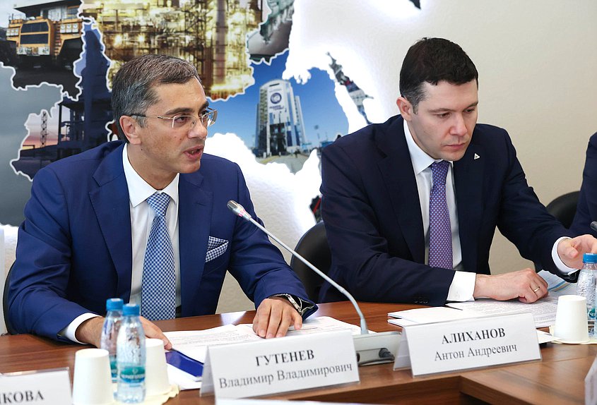 Председатель Комитета по промышленности и торговле Владимир Гутенев и Министр промышленности и торговли РФ Антон Алиханов
