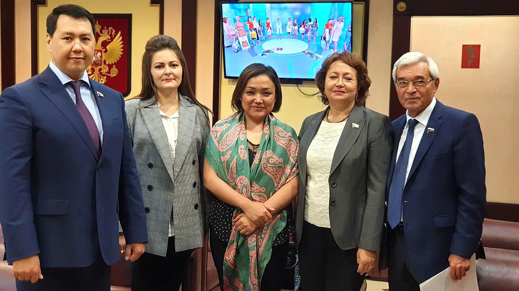 Member of the Committee on Budget and Taxes Megen Oorzhak and member of the Committee on Housing Policy and Municipal Services Mikhail Gulevskii with delegation from Kyrgyzstan