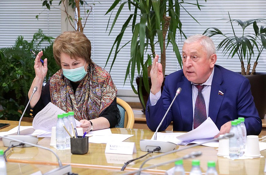 Председатель Комитета по региональной политике и проблемам Севера и Дальнего Востока Николай Харитонов и Первый заместитель Председателя Комитета Валентина Пивненко