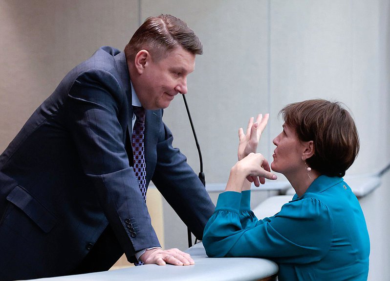 Полномочный представитель Правительства РФ в Государственной Думе Александр Синенко и член Комитета по защите конкуренции Ирина Филатова