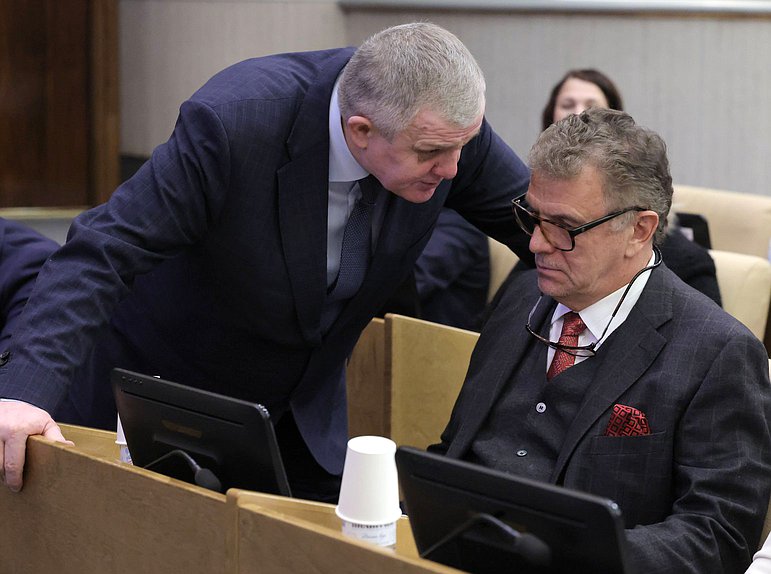 Первый заместитель Председателя Комитета по труду, социальной политике и делам ветеранов Николай Коломейцев (слева)