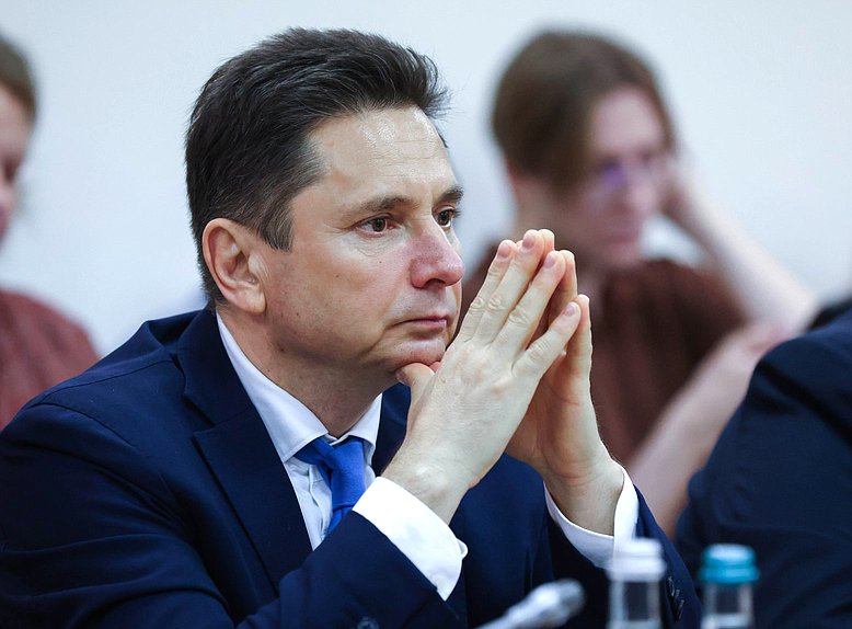Член Комитета по информационной политике, информационным технологиям и связи Вячеслав Петров