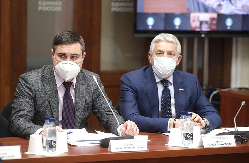 Председатель Комитета по охране здоровья Дмитрий Хубезов и Первый заместитель Председателя Комитета Леонид Огуль