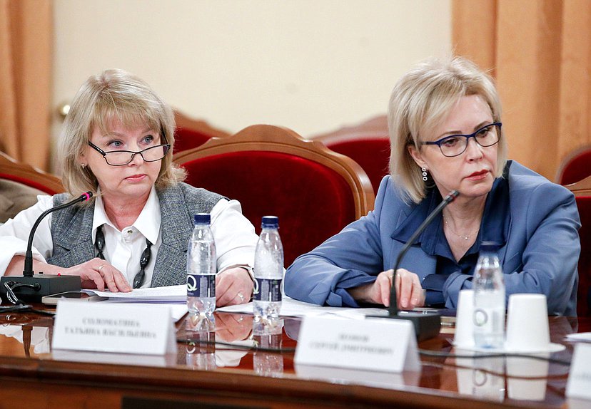 Член Комитета по охране здоровья Вероника Власова и заместитель Председателя Комитета Татьяна Соломатина (справа)