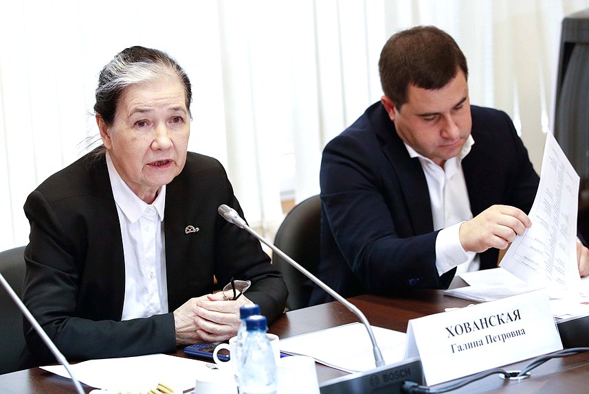 Председатель Комиссии по обеспечению жилищных прав граждан Галина Хованская и заместитель Министра строительства и жилищно-коммунального хозяйства РФ Никита Стасишин