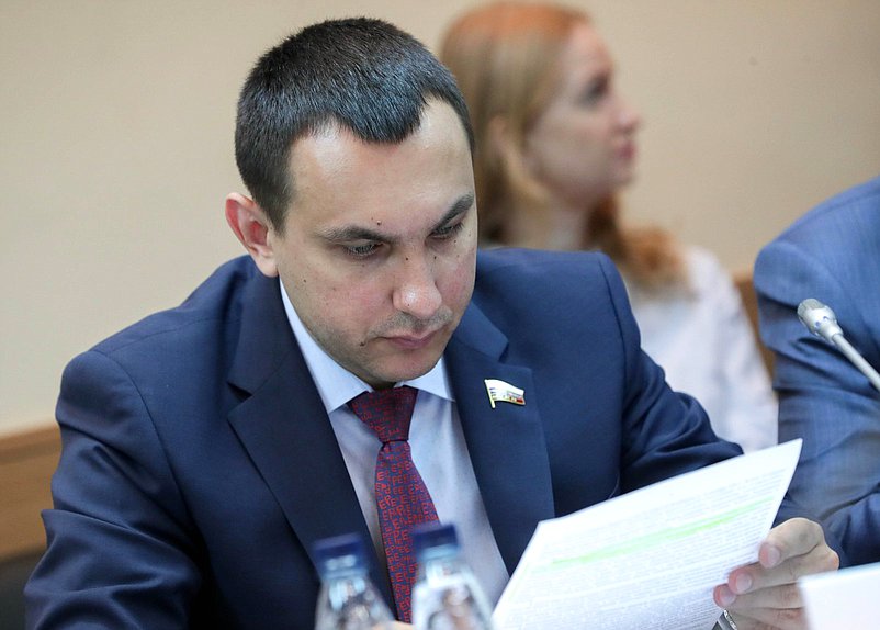 Член Комитета по экологии, природным ресурсам и охране окружающей среды Максим Иванов