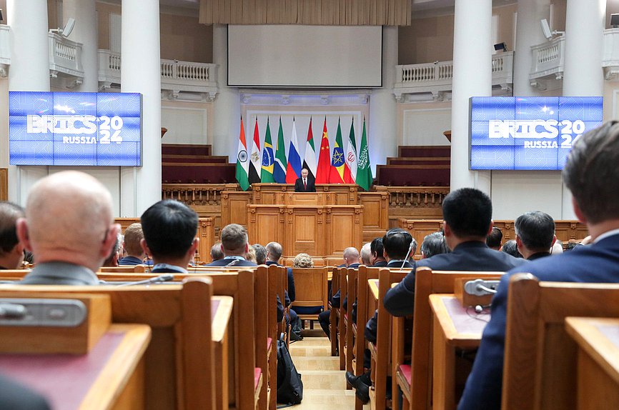 تحدث الرئيس الروسي فلاديمير بوتين في منتدى بريكس البرلماني العاشر "دور البرلمانات في تعزيز التعددية من أجل التنمية والأمن العالميين المنصف"