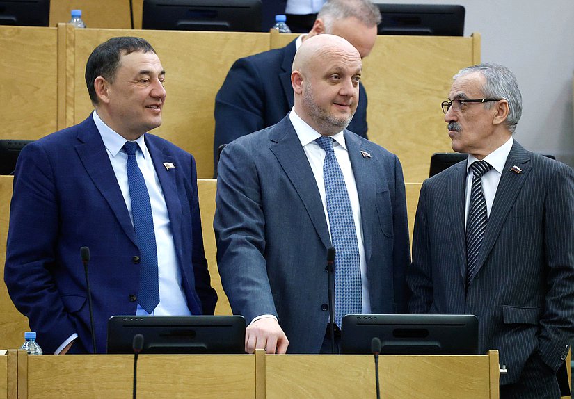 Член Комитета по строительству и ЖКХ Марат Нуриев, член Комитета по энергетике Муслим Татриев и заместитель Председателя Комитета по просвещению Нурбаганд Нурбагандов