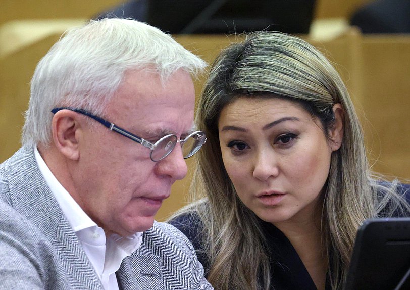 Первый заместитель Председателя Комитета по экологии, природным ресурсам и охране окружающей среды Вячеслав Фетисов и Первый заместитель Председателя Комитета по информационной политике, информационным технологиям и связи Марина Ким