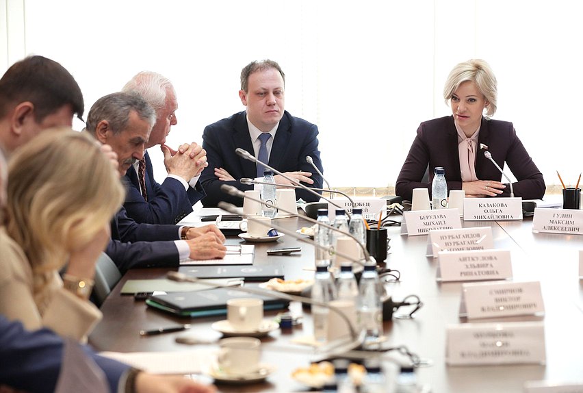 Директор департамента цифровой трансформации и больших данных Министерства просвещения РФ Андрей Горобец и Председатель Комитета по просвещению Ольга Казакова