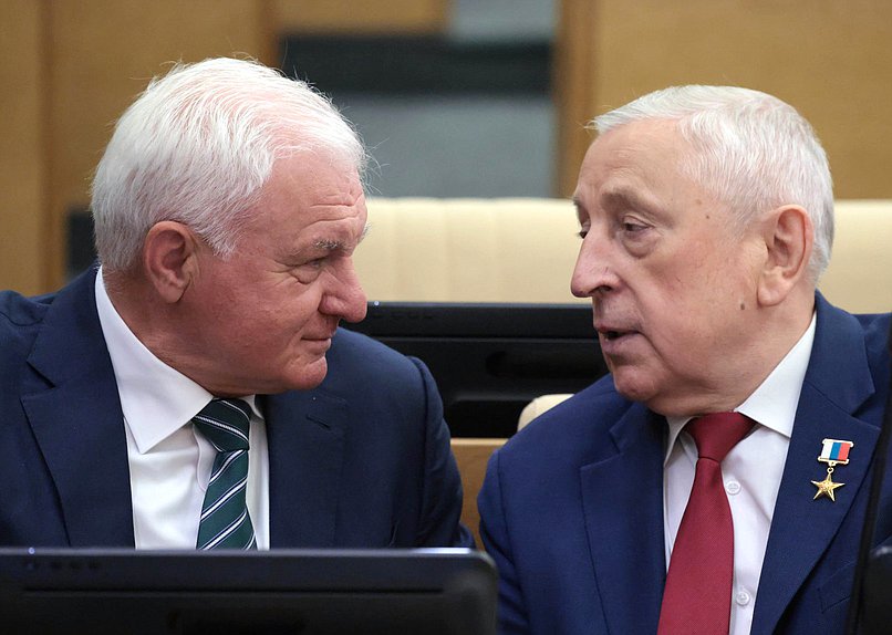 Первый заместитель Председателя Комитета по аграрным вопросам Владимир Плотников и Председатель Комитета по развитию Дальнего Востока и Арктики Николай Харитонов