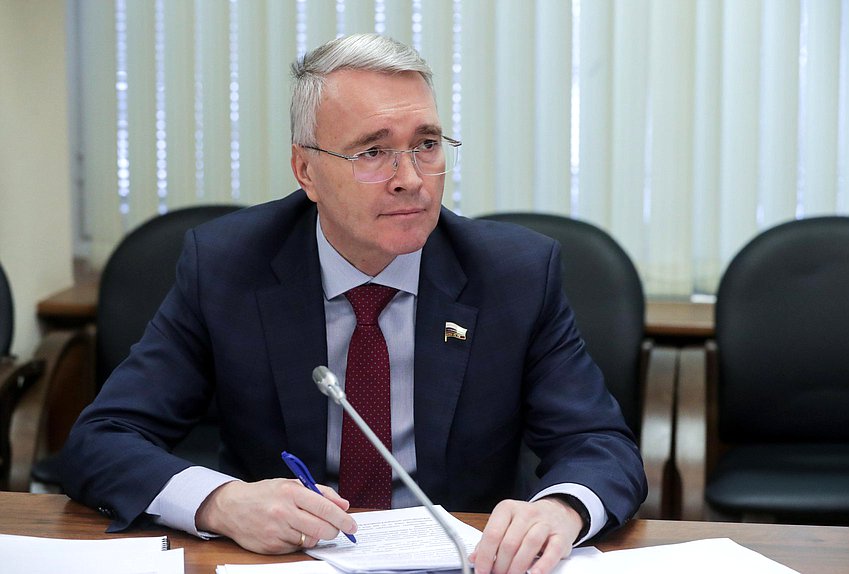 Член Комитета по экономической политике Эдуард Кузнецов