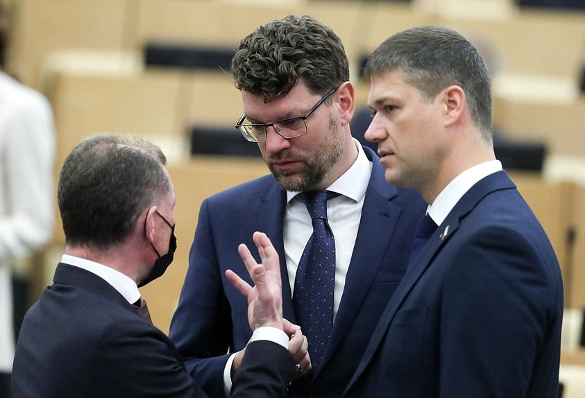 Первый заместитель Председателя Комитета по экономической политике Денис Кравченко и член Комитета по экономической политике Сергей Алтухов